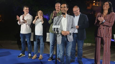 El alcalde de Ferrol, Jos� Manuel Rey, y el presidente de la Xunta, Alfonso Rueda, arropan en la pegada de carteles al candidato popular al Congreso de los Diputados por A Coru�a, Miguel Tellado.