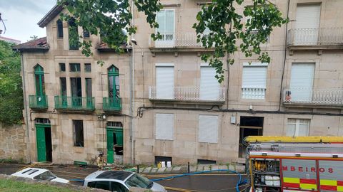 Los bomberos continuaban trabajando esta ma�ana en el incendio de la Casa de Ba�os de Outeiro.