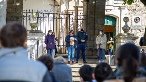 Lectura de un manifiesto por el 8M delante del consistorio de Ortigueira