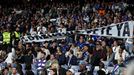 Momento en el que los efectivos de seguridad del estadio retiran una pancarta contra Florentino.