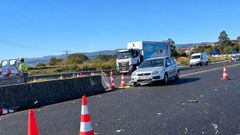 El coche accidentado en el tramo en obras de la AG-11 a la altura de Rianxo sufri&oacute; da&ntilde;os principalmente en la parte delantera