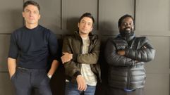 �lex Gonz�lez, David Trejos y Leandro Firmino en las oficinas de Ficci�n Producciones, en O Milladoiro (Ames) tras acabar la primera semana de rodaje de  �Operaci�n Marea Negra�, la serie que protagonizan. En ella se narra la traves�a del Che, un semisumergible de construcci�n artesanal que atraves� el Atl�ntico con 3.000 kilos de coca�na y fue interceptado en el 2019 en Galicia.