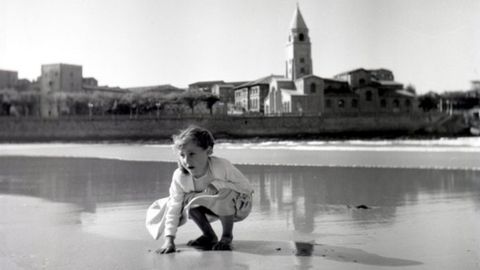 Esta preciosa imagen de la playa de San Lorenzo, realizada por Rebollar hacia 1955,  es protagonista en la cubierta del calendario de 2019 de la Oficina de Normalizacin Lingstica