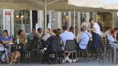 La hostelera -en  la foto, una terraza en Pontevedra- es el sector en el que ms crece el empleo extranjero