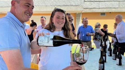Ant&iacute;a Caneiro, con su padre, en una cata en una feria promocional
