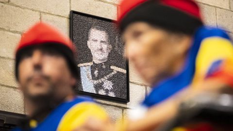 Detalle del retrato del rey Felipe VI, un mosaico realizado con imgenes del referendo ilegal del 1 de octubre del 2017, que se ha colocado en la sala de plenos del Ayuntamiento de Gerona.