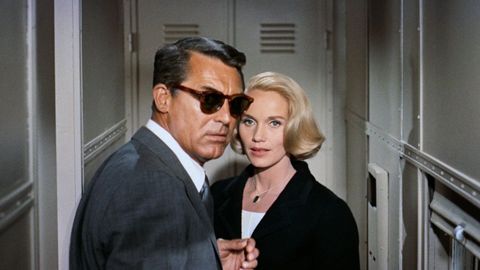 �Con la muerte en los talones�.Fue una de las rubias m�s enigm�ticas del maestro Alfred Hitchcock en la maravillosa �Con la muerte en los talones� (1959). Una esp�a sexi, dec�a ella, bailando entre Cary Grant (en la imagen) y James Mason.