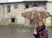 Aida Men�nez ante o antigo mes�n do barrio das Cruces, na entrada do cami�o real de Castela. 