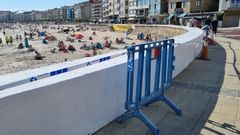El muro de la playa de Silgar, en Sanxenxo, con su nuevo aspecto