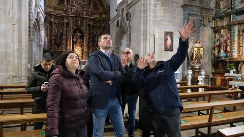 El conselleiro de Cultura, Jos� L�pez Campos, en el centro de la imagen, visit� este s�bado el tempo de San Pedro de Melide