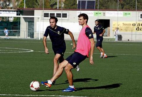 Jacobo intenta arrebatar un bal�n a Yago V�zquez (con peto) durante el entrenamiento de ayer.