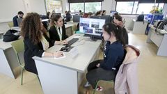 Usuarios de la asociaci�n Juan XXIII visitaron este martes el CIFP Carlos Oroza de Pontevedra, donde se hicieron pr�cticas, entre otras, del registro en un hotel