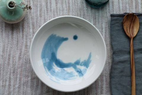 <span lang= es-es >Tradición y reinvención.</span> Los premios Artesanía de Galicia distinguieron la carpintería de ribera de Domingo Ayaso y los trabajos cerámicos de Verónica Moar (izquierda) y Marta Armada (derecha).