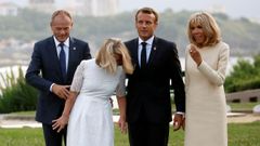 Los dos principales defensores de los intereses de la UE, Tusk y Macron, con sus respectivas parejas, a la llegada a la cena previa a la cumbre del G7 en Biarritz