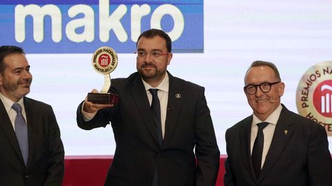 El Presidente del Principado, Adrin Barbn (c), tras recoger el premio a la sidra asturiana durante la entrega de los Premios Nacionales de Hostelera 