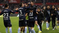 Los jugadores del Celta, celebrando el gol de Marcos Alonso.