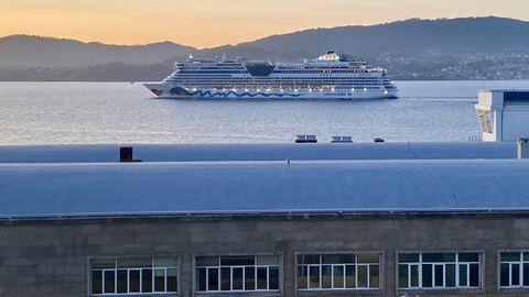 El crucero alem�n AidaLuna zarp� del puerto del Vigo este Viernes Santo por la noche, tras todo un d�a�atracado con m�s de dos mil pasajeros