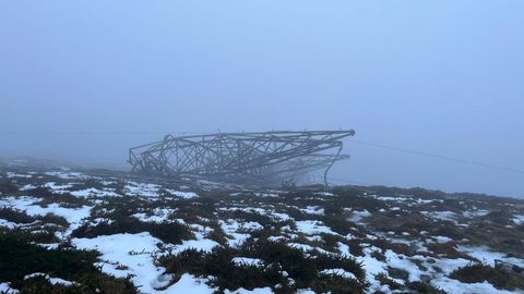 Un torre el�ctrica de alta tensi�n cay� sobre otra en Covelo