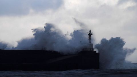 Temporal de olas en la zona de la desembocadura del r�o Nal�n