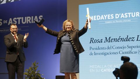 El presidente del Principado de Asturias, Adrin Barbn, entrega la Medalla de Asturias en su categora de Plata  a la cientfica y presidenta del Consejo Superior de Investigaciones Cientficas (CSIC), Rosa Menndez Lpez.