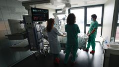 Personal de la uci del Chuac atendiendo a uno de los pacientes