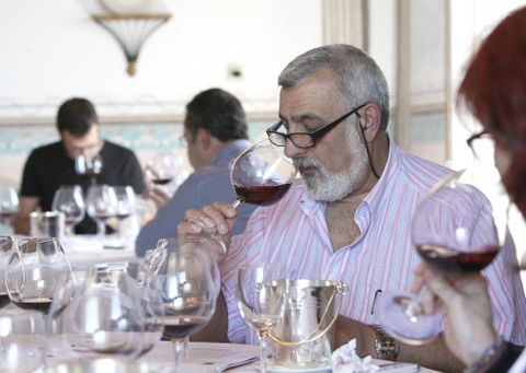 Miembros del panel de cata en uno de los concursos anuales del consejo regulador. 
