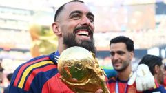 El jugador del Celta Borja Iglesias, con el trofeo de la Copa del Mundo.