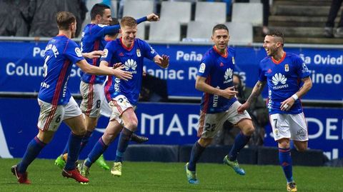 El delantero del Oviedo, Mossa (3i) celebra el primer gol de su equipo ante el Sporting durante el partido correspondiente a la vigesimoquinta jornada de LaLiga 1/2/3 de ftbol disputado en el estadio del Carlos Tartiere de Oviedo.