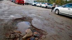 Peligroso bache a la entrada del aparcamiento municipal desde el Paseo de la Estación.