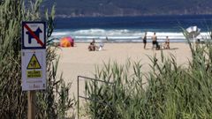 En imagen de archivo, cartel en la playa de Esteiro, en Xove, advirtiendo de la presencia de falsas medusas en el agua