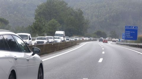 Retencinoes en la autopista AP-9 por la coincidiencia de tres accidentes y la celebraci�n de m�sica en las R�as Baixas.