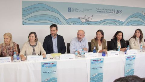 De izquierda a derecha, Aurora de Blas (directora general de Ordenaci�n Pesquera), Isabel Artime (secretaria general de Pesca), Francisco Cajoto (alcalde de Foz), Basilio Otero (patr�n mayor de Burela y presidente de las federaciones de cofrad�as lucense y espa�ola), Marta Villaverde (conselleira do Mar), Ana N��ez (directora general de Marina Mercante) y Angela Paz� (subdirectora general de Seguridad e Inspecci�n Mar�tima), en la clausura de la Intefederativa de Cofrad�as de Pescadores del Cant�brico, celebrada en Foz.