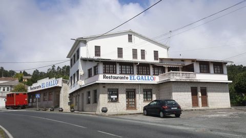 El edificio de El Gallo incluye el restaurante (en los bajos) y tres viviendas en las dos plantas superiores, una de ellas ya lista para entrar a vivir y dos que requieren reforma