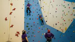 Dani y Guille, bajo la atenta mirada de los monitores en el roc�dromode Riazor