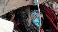 El cuerpo de una v�ctima encontrada en las ruinas de un edificio destruido en Khan Yunis