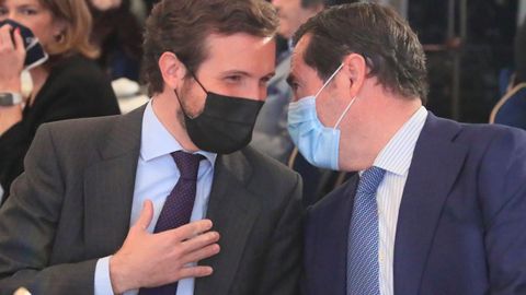 El l�der del Partido Popular, Pablo Casado, conversa con el presidente de la CEOE, Antonio Garamendi, que ha protagonizado un desayuno informativo hoy en Madrid.