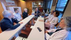 El gerente, Jos Flores (al fondo) y miembros de su equipo con representantes de la asociacin Afapo, este viernes, en Montecelo
