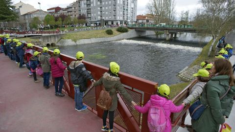Imagen de una de las jornadas del abrazo simbólico al río Limia, en Xinzo de Limia, protagonizado por escolares limianos y portugueses.