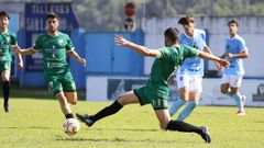 El capit�n antelano Pedro despeja un bal�n en presencia de su compa�ero Sandro 