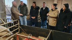 Los hermanos Jos� �ngel y Shaila Garc�a, con la conselleira, el alcalde y la concelleira de Medio Rural