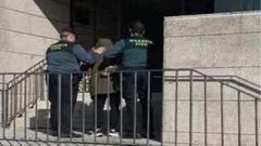 La Guardia Civil, con el detenido por la oleada de robos en Oleiros