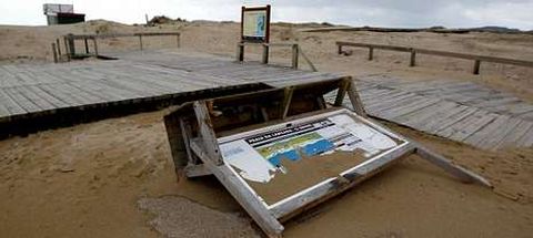 <span lang= es-es >Las dunas invaden la playa de A Lanzada</span>. El desplazamiento de la arena ha tapado los accesos en buena parte de la playa. Adem�s, los sucesivos temporales han da�ado tambi�n parte del paseo y hecho desaparecer escaleras y torres de vigilancia.