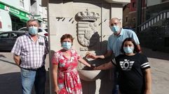 El alcalde de Viana y su grupo de gobierno, en una foto junto a una fuente recientemente restaurada