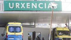 Ambulancias ante el complejo hospitalario de Ferrol.
