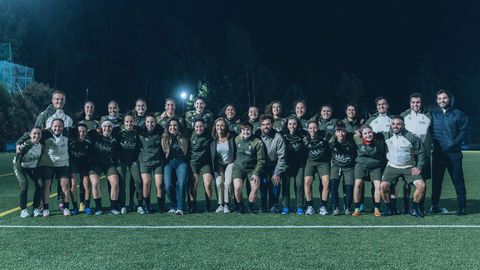 La plantilla y el cuerpo tcnico del primer equipo de As Celtas, con Luisa Snchez, Xisela Aranda y Sergio lvarez.