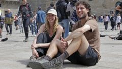 Sam y Keily, australianos de Canberra, sentados tras llegar a la praza do Obradoiro desde Le�n.