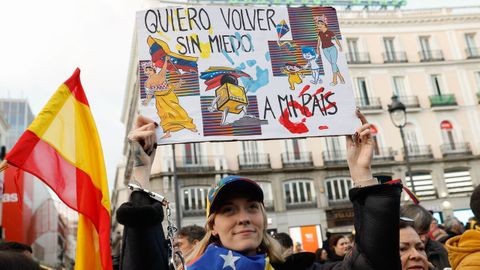 Opositores venezolanos se manifiestan en Madrid contra la investidura de Maduro.