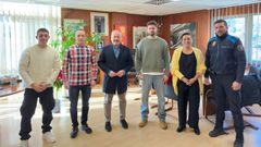 El alcalde, Jos� Ram�n Rioboo, junto con la concejala de Recursos Humanos e R�xime Interior, Marta Figueroa, y el responsable de la Polic�a Local de Culleredo, Fernando V�zquez, con los tres nuevos agentes.