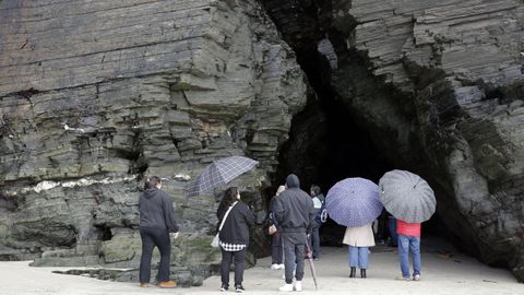 Este martes hab�a gente en el interior de las cuevas de la playa de As Catedrais, donde se produjo el accidente mortal en el 2018