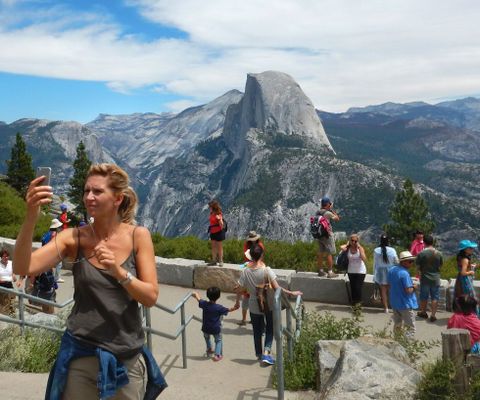 A pesar de los casos de peste hay turistas en Yosemite. 